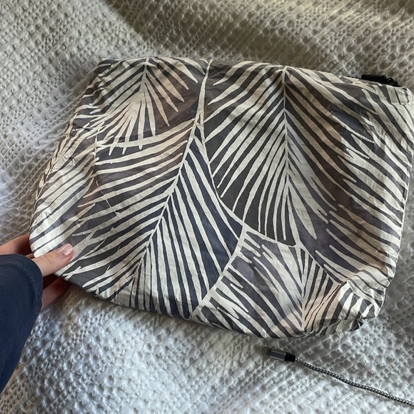 Aloha x Vuori mid sized pouch - Picture 2 of 2